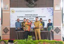 Bupati Abdul Azis Terima LHP Kepatuhan atas Belanja Daerah Pemda Koltim dari BPK Sultra