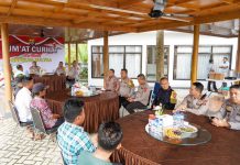 Jumat Curhat Polda Sultra di Desa Opaasi Konsel, Masyarakat Keluhkan Masalah Minuman Keras dan Pencurian Ternak