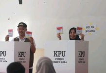 Bupati Koltim Bersama Istri Nyoblos Pertama di TPS 3 Matabondu