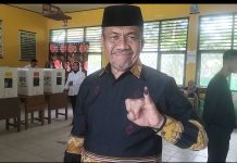 Pemilu 2024, Plt. Bupati Muna Bersama Istri Lakukan Pencoblosan di TPS 026
