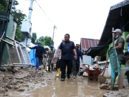 Pj Gubernur Sultra Kunjungi Warga yang Terdampak Banjir di Kendari