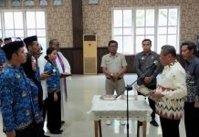 Plt Bupati Muna Serahkan SK 100 persen Kepada 60 CPNS Angkatan 2021 dan 2022