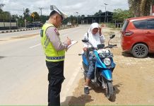 Ditlantas Polda Sultra Berikan Teguran Pelanggar Kendaraan Bermotor di Hari Pertama Ops Keselamatan Anoa