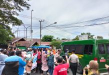 Gelar Aksi Unjuk Rasa Didepan PN Raha, Ratusan Warga Minta Kades Lagasa Segera Dibebaskan