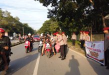 Personel Dit Reskrimsus dan Bid TIK Polda Sultra Bagikan Takjil Kepada Masyarakat