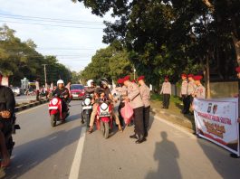 Personel Dit Reskrimsus dan Bid TIK Polda Sultra Bagikan Takjil Kepada Masyarakat