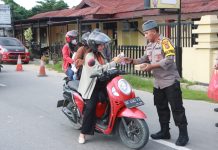 Polresta Kendari Bagikan 100 Paket Takjil untuk Warga di Bulan Suci Ramadhan