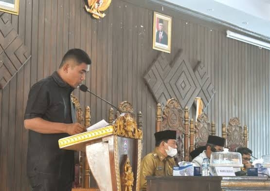 Anggota DPRD Butur, Mazlin saat membacakan tanggapan fraksi terkait APBD Butur. 