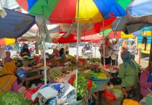 Personel Ops Keselamatan Anoa 2024, Laksanakan Sosialisasi Kepada Pengendara Motor dan Pedagang