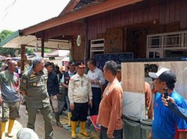 Pj Wali Kota Kendari Kunjungi Korban Banjir di Kelurahan Wua-wua