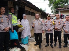 Bantu Korban Banjir, Karo SDM Polda Sultra Salurkan Bantuan Sosial di Asrama Polsek Kemaraya