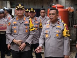 Wakapolda Sultra Pimpin Penyaluran Bantuan untuk Korban Banjir di Kendari