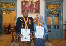 Pj Wali Kota Kendari dan Istri Dapat Gelar Kehormatan Dari Raja Surakarta