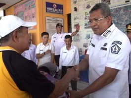 Serahkan Bantuan Kepada Warga yang Terdampak Banjir, Ini Pesan Pj Wali Kota Kendari