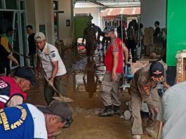 Sebanyak 70 Personil Satpol PP Bantu Bersihkan Rumah Pasca Banjir di Kecamatan Kendari Barat