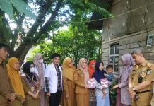 Pemkot Kendari Serahkan Bantuan Program Orang Tua Asuh Stunting di Baruga