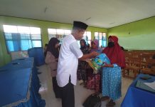 Sambut Hari Raya Idul Fitri, SMAN 2 Kusambi Berbagi Puluhan Sembako Kepada Kaum Dhuafa