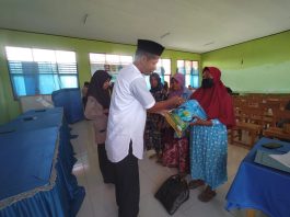 Sambut Hari Raya Idul Fitri, SMAN 2 Kusambi Berbagi Puluhan Sembako Kepada Kaum Dhuafa