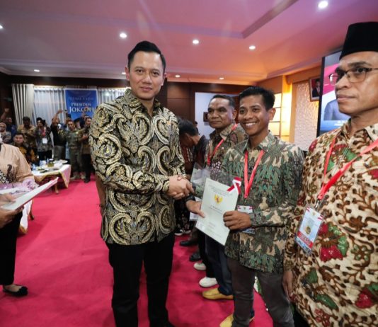 Menteri ATR/BPN Serahkan 1.640 Sertipikat Tanah di Sultra