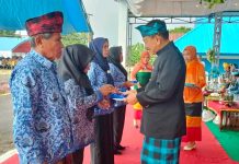 Hari Pendidikan Nasional, Bupati Butur Beri Penghargaan Kepada Purna Bhakti Kepala Sekolah dan Pengawas
