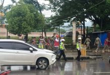 Personel Polresta Kendari Amankan Penertiban Lapak Pedagang di Pelataran Tugu Eks MTQ