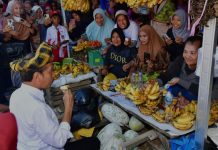 Kunjungi Pasar Laino, Presiden Jokowi Disambut Lautan Masyarakat Muna