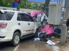 Mobil Fortuner Warna Putih Tabrak Gerobak Tukang Bubur di Kendari