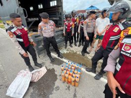 Polda Sultra Amankan Puluhan Liter Miras Tradisional Jenis Ballo di Kendari