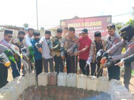Polresta Kendari Musnahkan Ratusan Botol Miras Bermerek dan 2 Ton Miras Tradisional