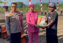 Dukung Program Ketapang, Polda Sultra Berikan Bantuan Kepada Petani di Desa Alebo dan Morome