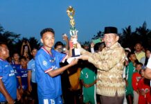 Disaksikan Ratusan Penonton, Plt Bupati Muna Resmi Menutup Turnamen Sepakbola Soliwunto Cup 1