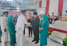 Plt Bupati Muna Serahkan SK Perpanjangan Masa Jabatan Kepada 124 Kades dan 630 Anggota BPD