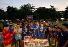 Disaksikan Ribuan Pasang Mata, Bachrun Labuta Tutup Turnamen Sepakbola Bupati Muna Cup 1