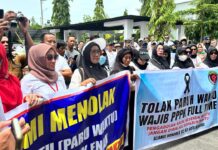 Ribuan Tenaga Honorer R2 dan R3 Kota Kendari Demo di DPRD, Tuntut PPPK Penuh Waktu